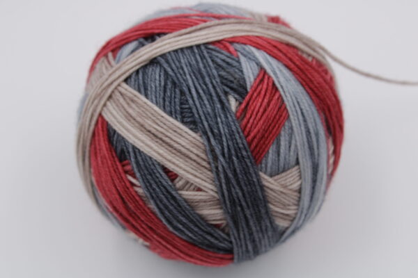 Laine Fibrani - Merlin en balle couleur Chacal,Charcoal, gris,beige et rouge.