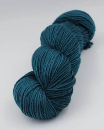 Lady of the Lake DK, 100% merino. Ideal for your DK knitting projects. Green color. Esmeralda shade.   
