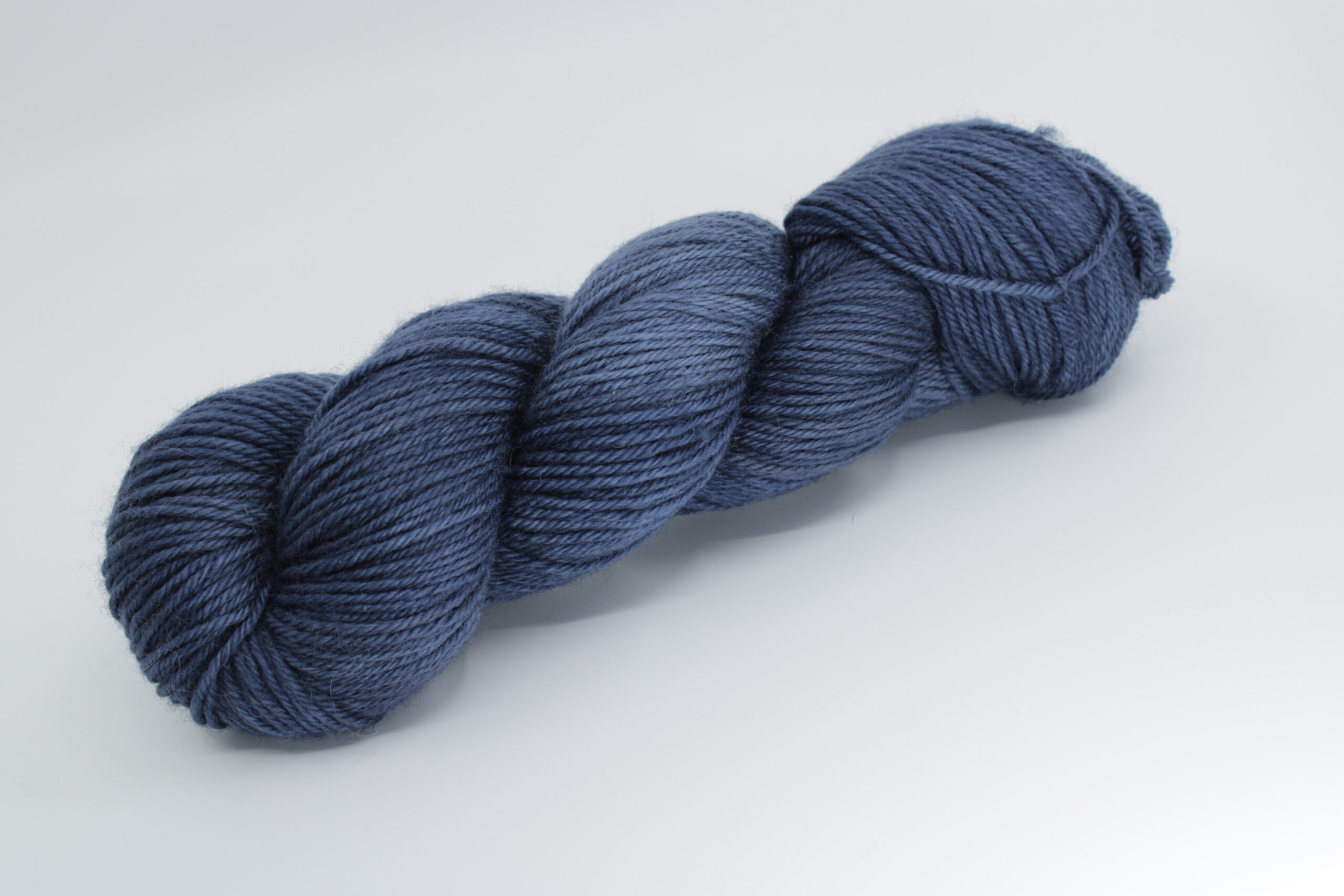 Base Lancelot DK. 100% BFL (Bluefaced Leicester). - Couleur bleu. Coloris: Dylan.