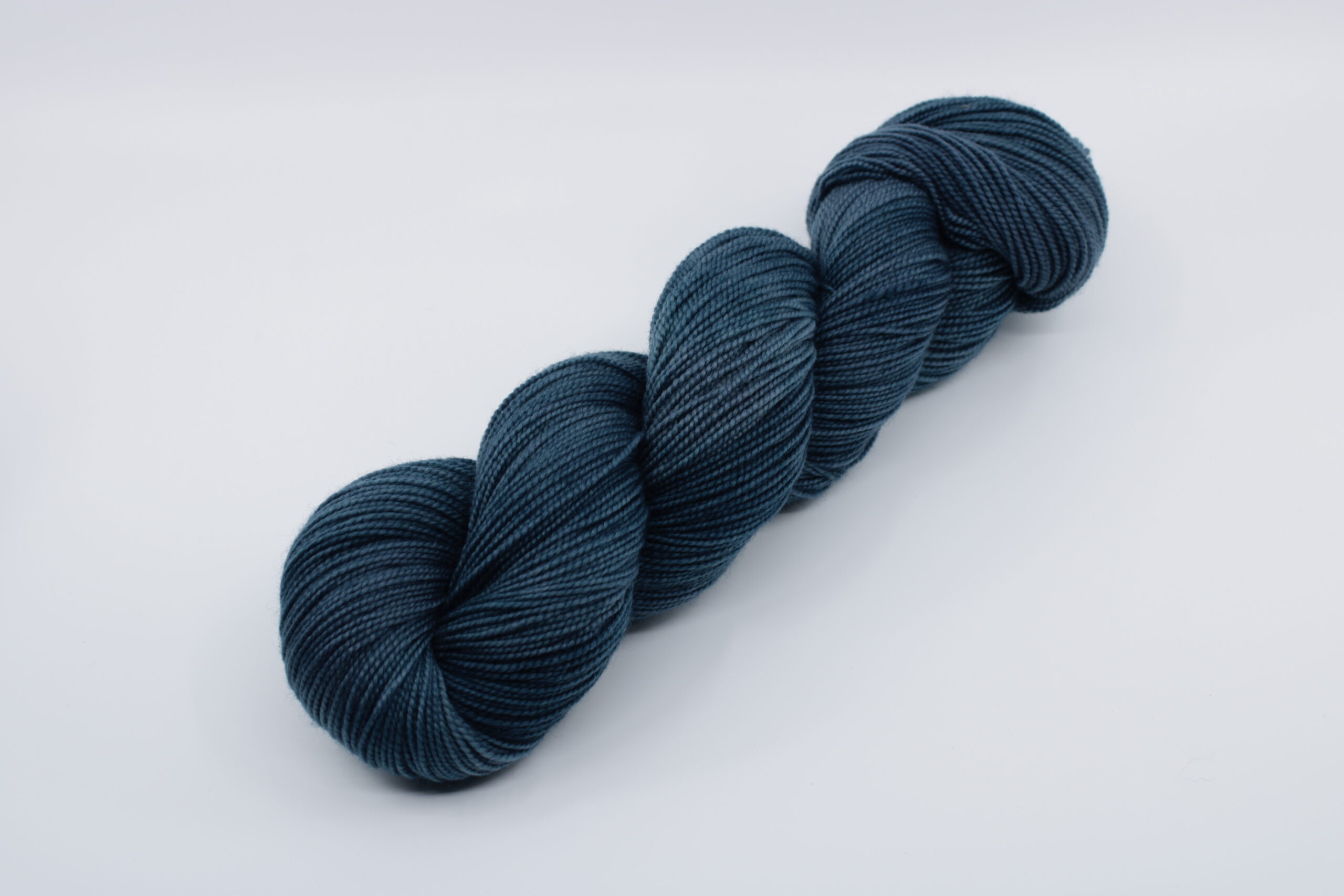 Flocon-fingering base. Untreated wool. Composition: 100% merino. Color: blue-green, Color: Bastien.