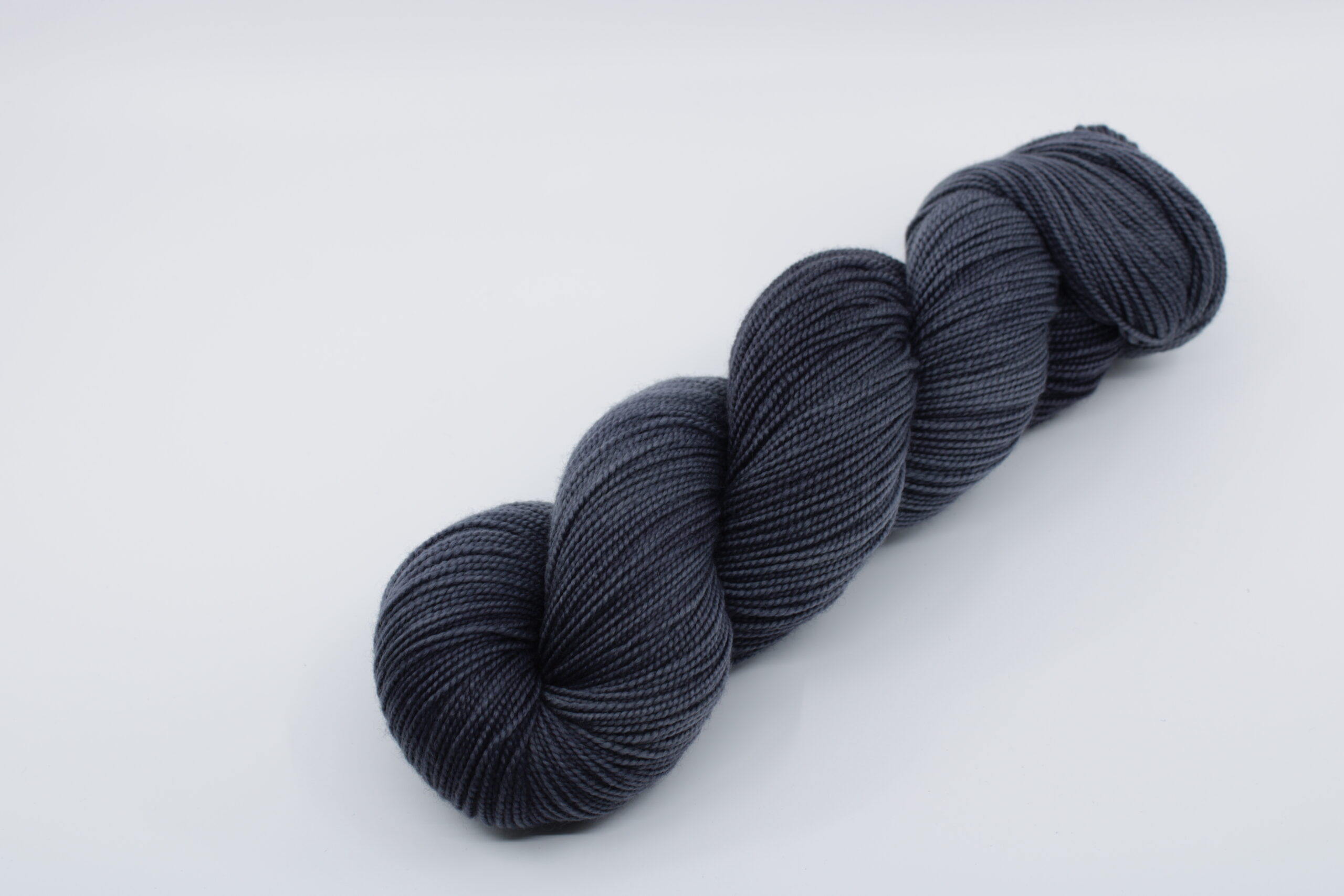 Flocon-fingering base. Untreated wool. Composition: 100% merino. Color: Grey-black, Color: Storm.