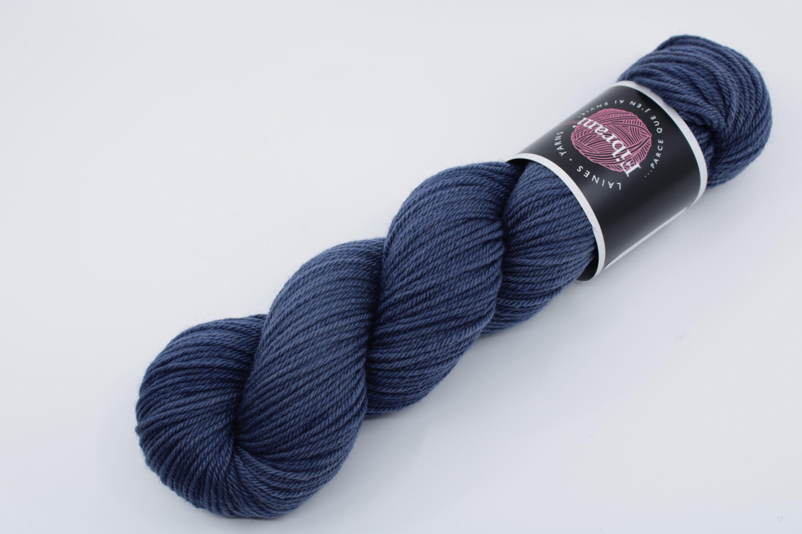 Folcon worsted base. Wool 100% untreated merino. Trio of colors: blue. Color: Dylan.