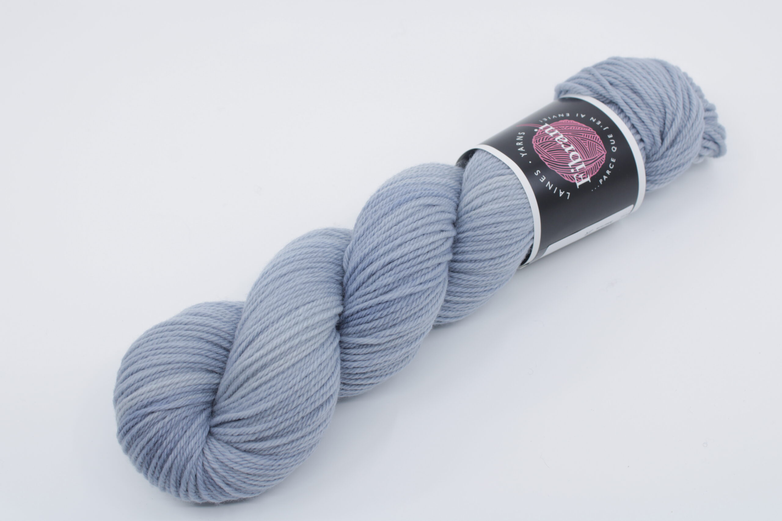 Folcon worsted base. Wool 100% untreated merino. Trio of colors: blue. Color: Marius.