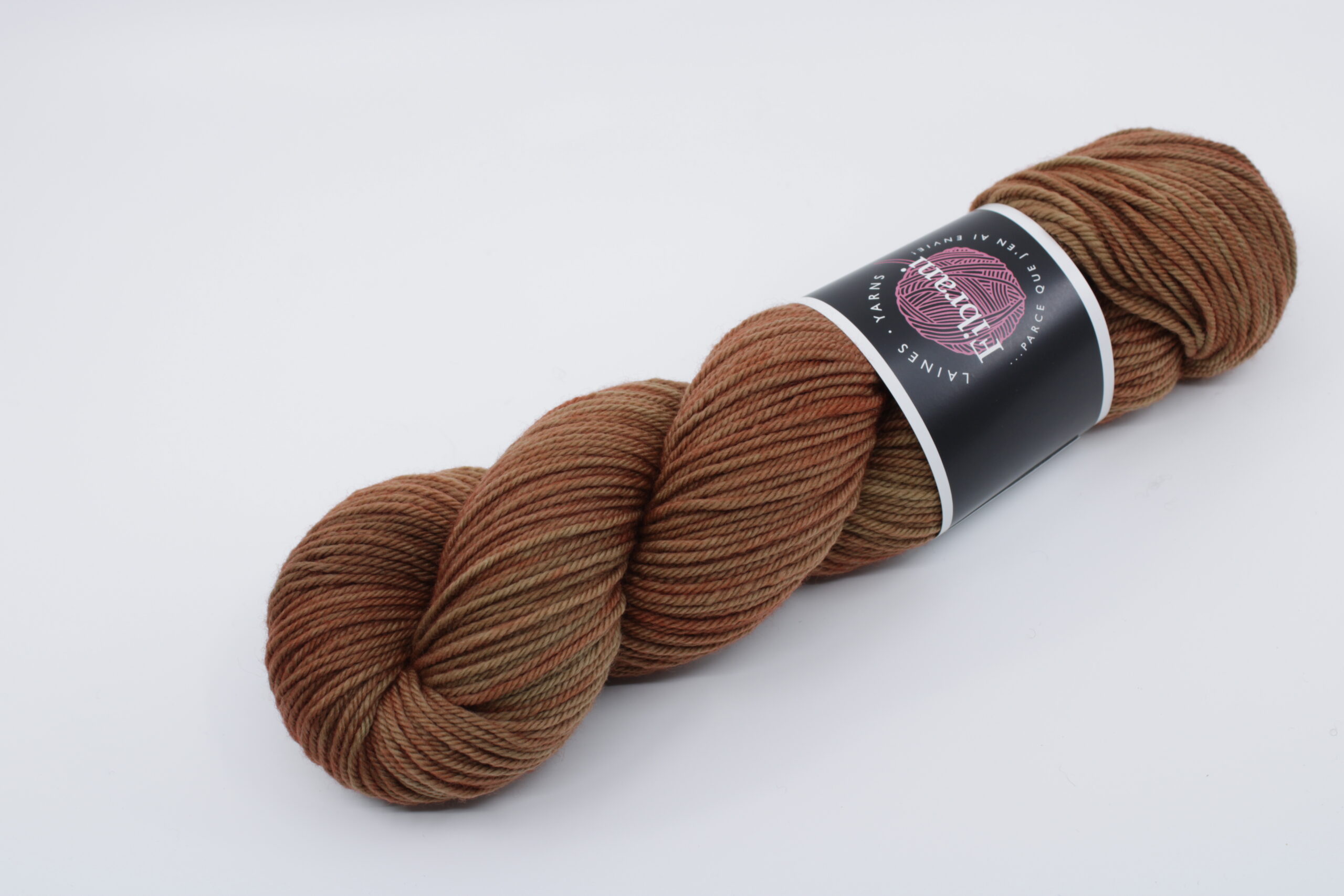 Folcon worsted base. Wool 100% untreated merino. Trio of colors: brown-red. Color: Lucas.