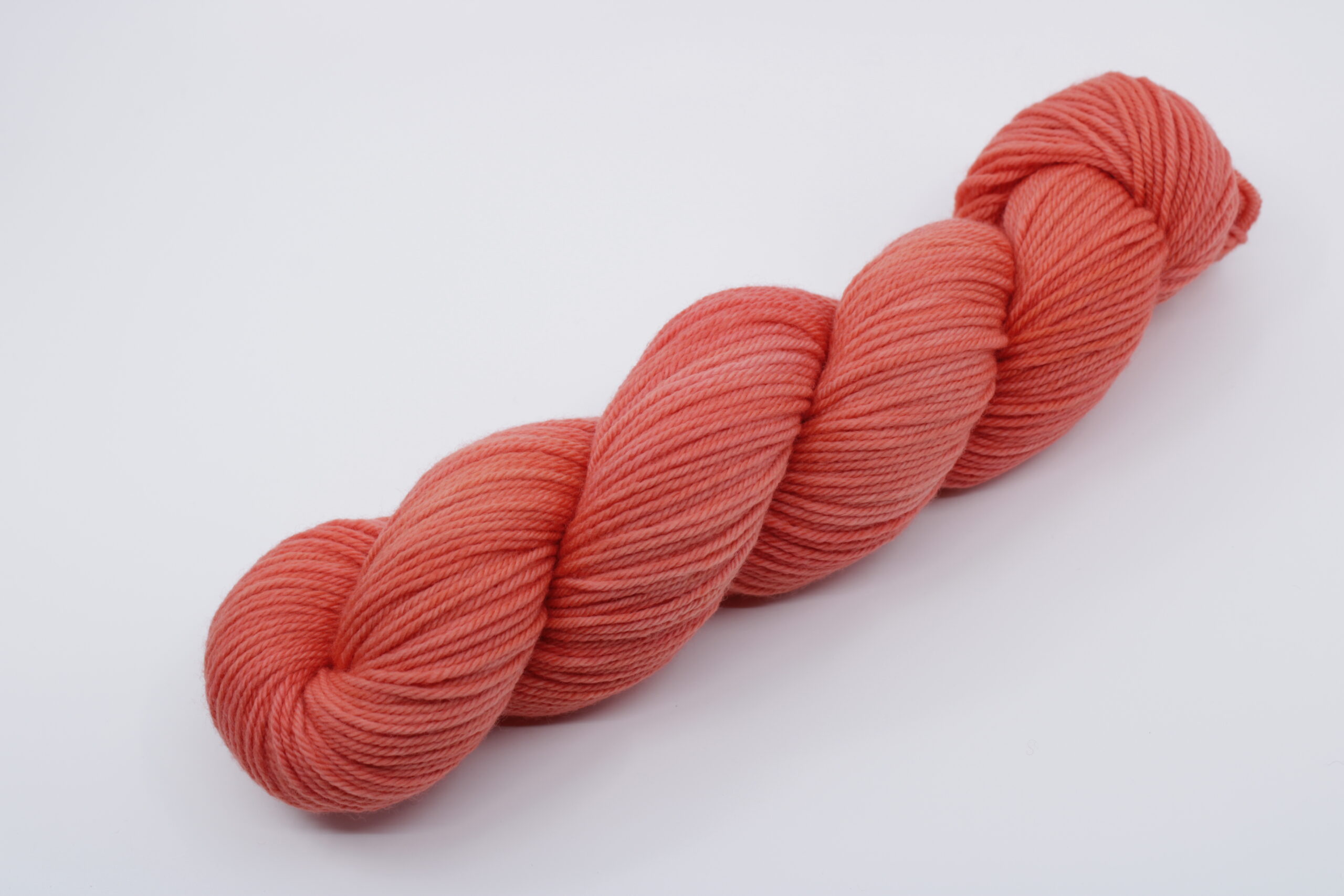 Folcon worsted base. Wool 100% untreated merino. Trio of colors: orange. Color: Yvi.