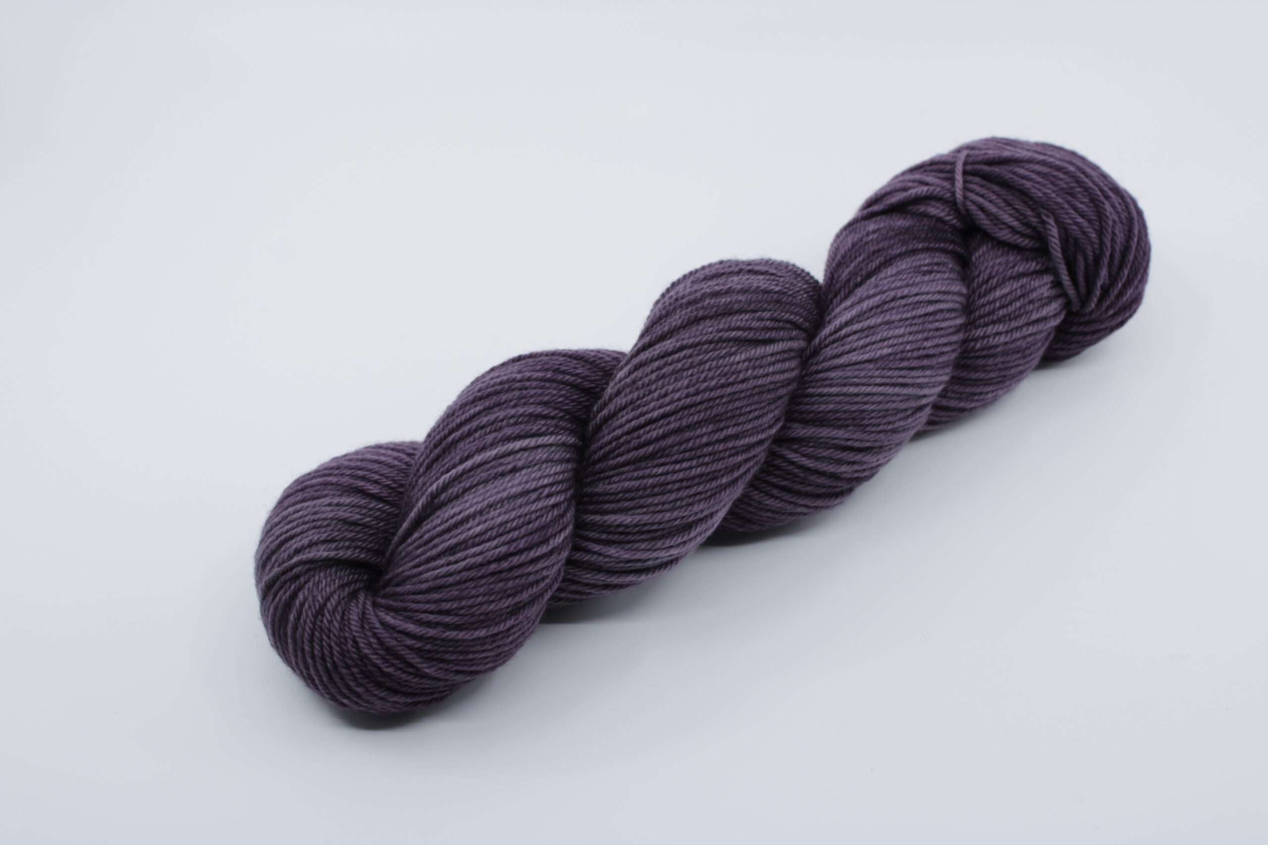 Folcon worsted base. Wool 100% untreated merino. Trio of colors: eggplant. Color: Violine.