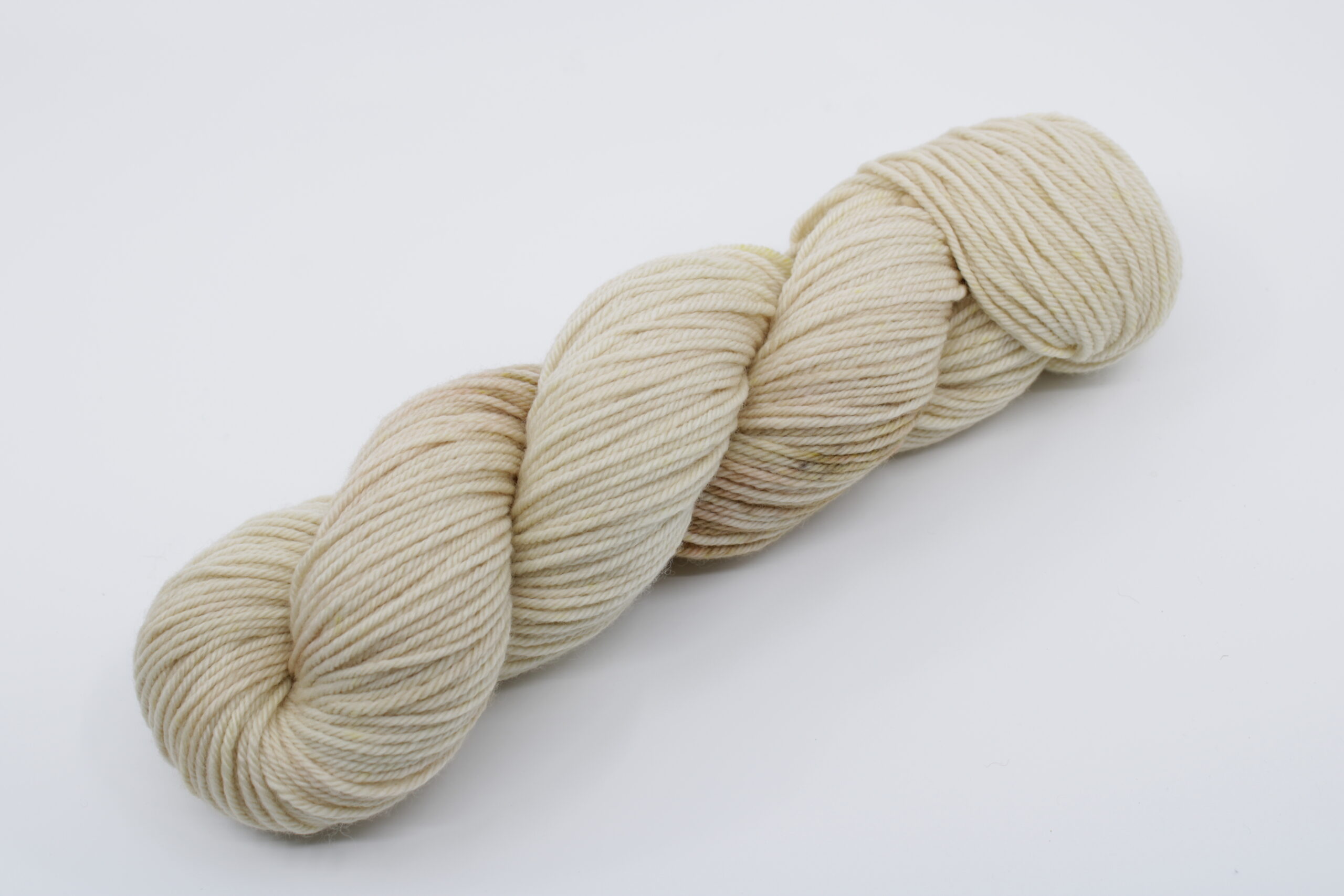 Folcon worsted base. Wool 100% untreated merino. Trio of colors: almond. Color: Douglas.