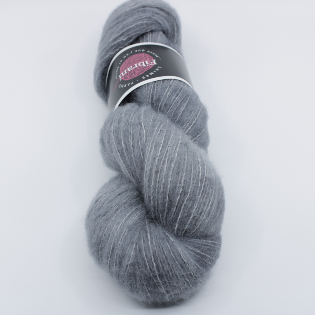 Base Nuage par Laine Fibrani. Composition: Bébé alpaga, Pima coton et mérinos. Couleur: gris. Coloris: Bélier.