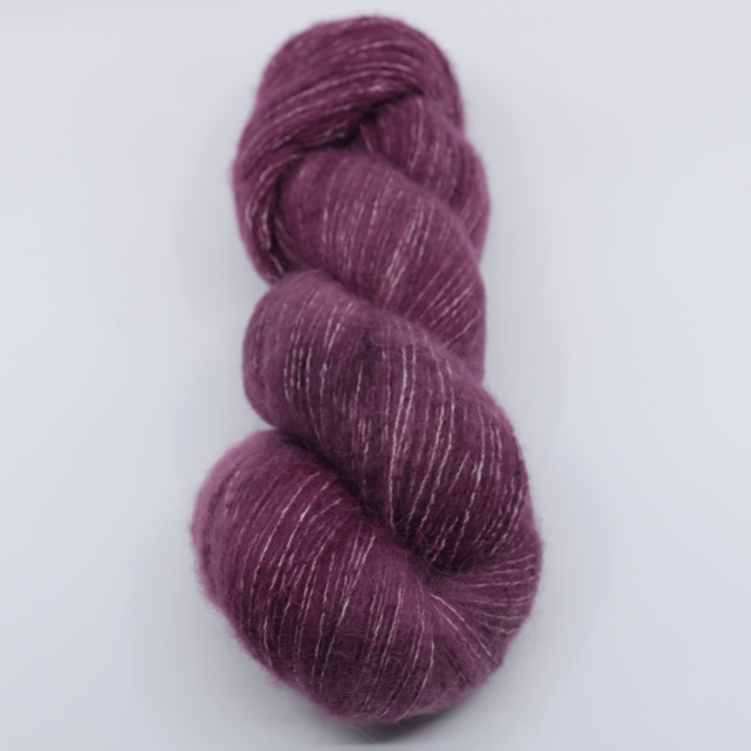 Base Nuage by Laine Fibrani. Composition: Baby alpaca, Pima cotton and merino. Red color - Burgundy. Color: Yepa