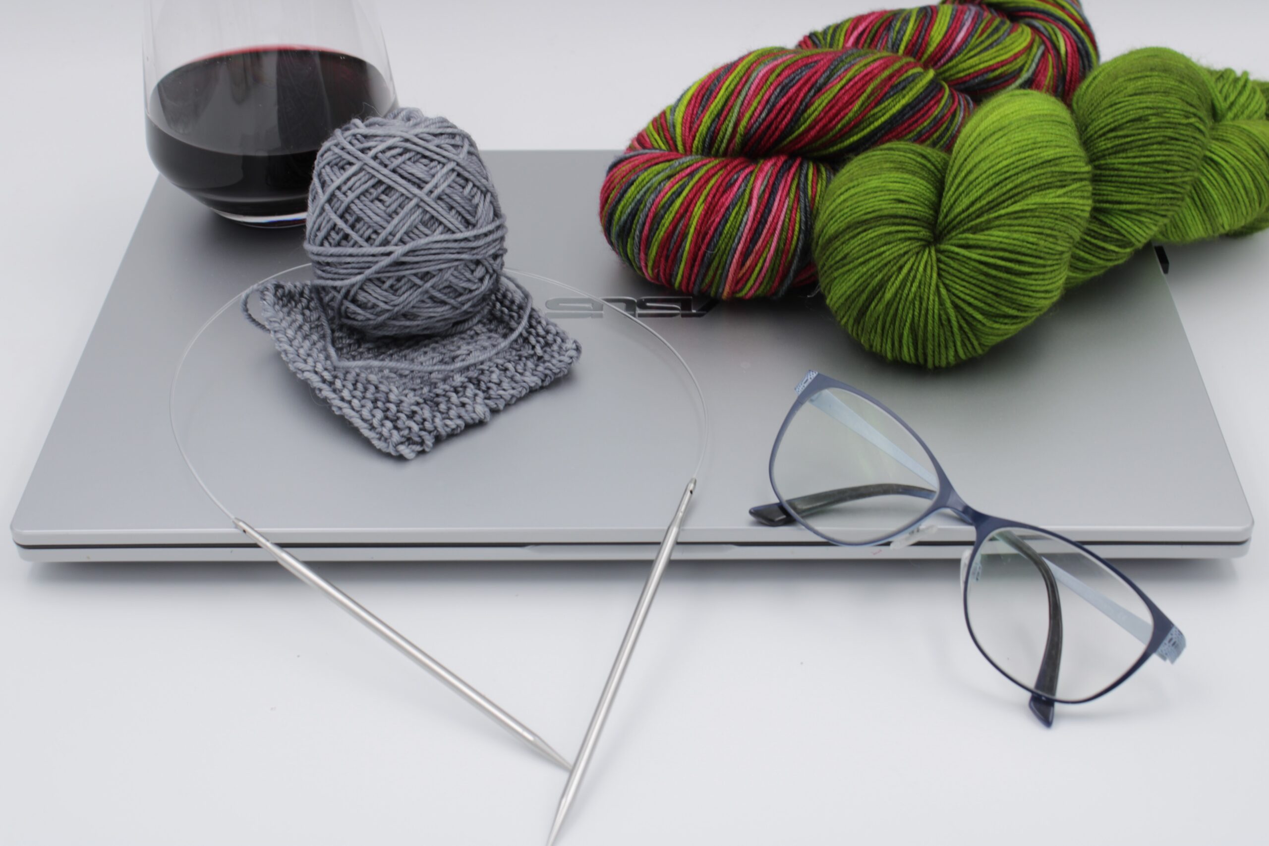 Learn to knit with easy knitting.