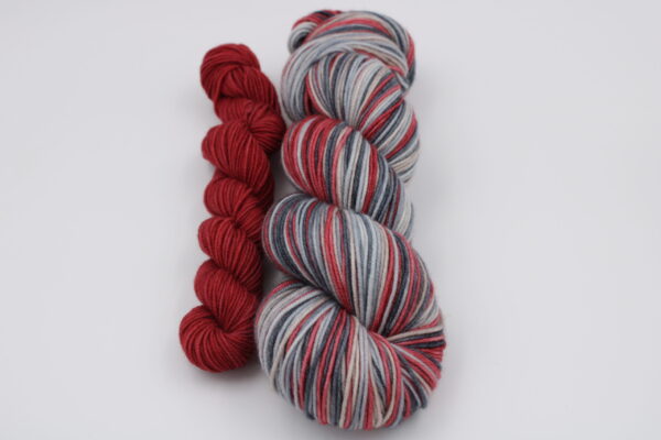 Kit tricot- Laine à bas Fibrani- Merlin base à auto rayure de mérinos et nylon avec contrastant rouge,