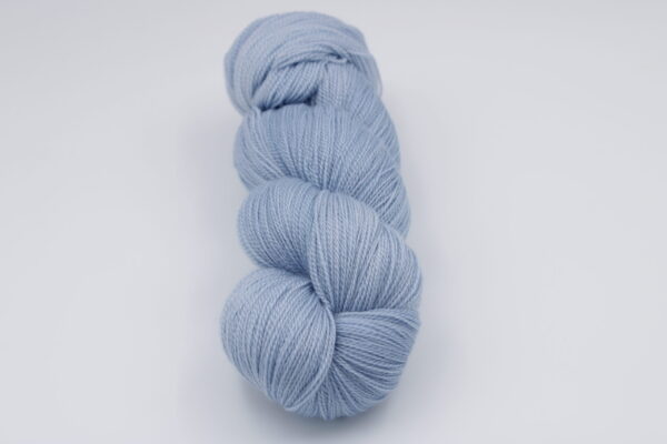 Emi, laine 80% mérinos et 20% soie, bleu, coloris Glacier.