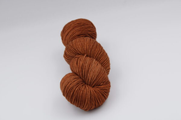 Merlin, Laine mérinos et nylon. couleur brun orangé coloris : Caramel salé