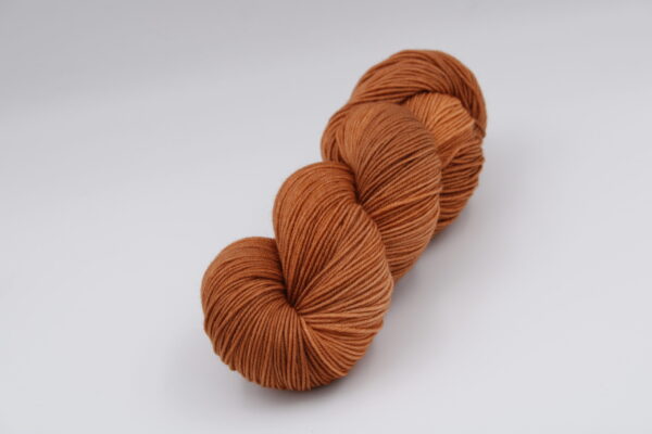Merlin, Laine mérinos et nylon. couleur brun orangé coloris : Ambre