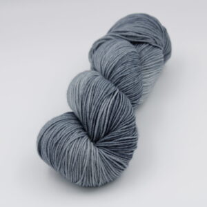 Laine Fibrani, base: Merlin. 80% mérinos - 20% nylon. couleur gris. Coloris: Bélier
