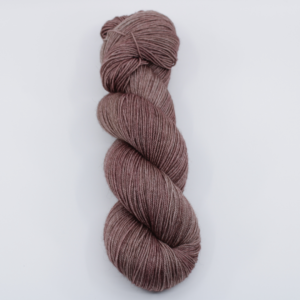 Fibrani wool, base: Tibetan. 65% merino - 20% silk and 15% yak. old rose, colour: Rosa