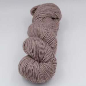 Fibrani wool, base: Tibetan. 65% merino - 20% silk and 15% yak. pink brown, colour Sissi