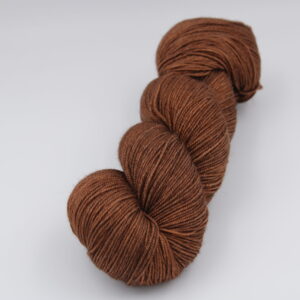 Fibrani wool, base: Tibetan. 65% merino - 20% silk and 15% yak. Colour: Salted caramel