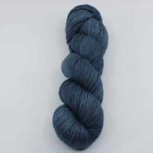 Fibrani wool, base: Tibetan. 65% merino - 20% silk and 15% yak. old grey-blue, colour: Steel strand