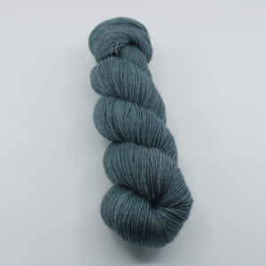 Fibrani wool, base: Tibetan. 65% merino - 20% silk and 15% yak. grey green colour :Victoria