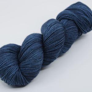 Fibrani wool, base: Tibetan. 65% merino - 20% silk and 15% yak. Blue, colour Alba
