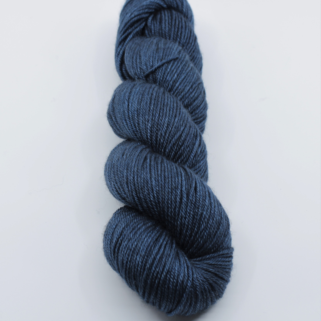 Fibrani wool, base: Tibetan DK. 60% merino - 20% silk and 20% yak. Blue color: Alba