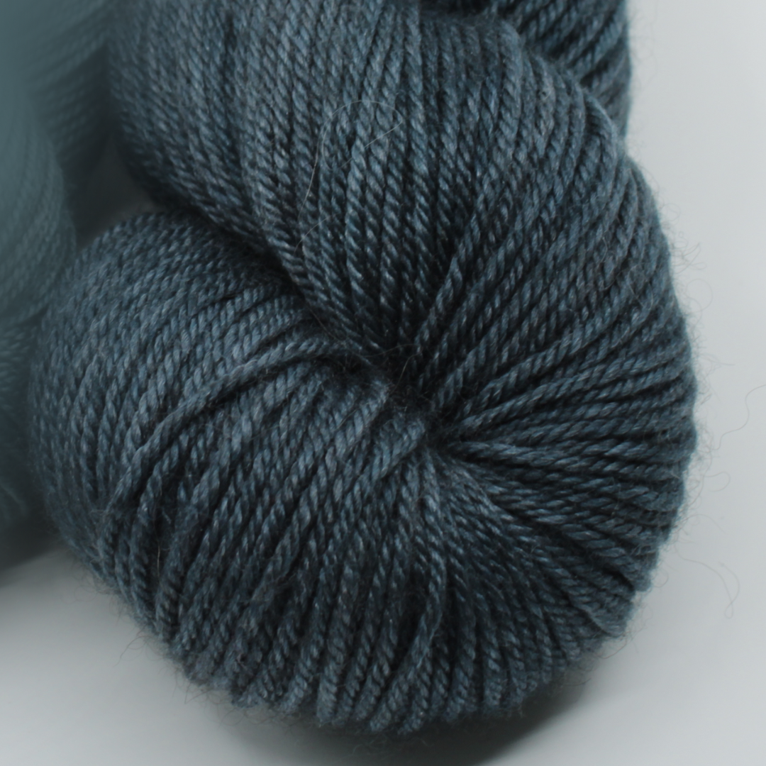 Fibrani wool, base: Tibetan DK. 60% merino - 20% silk and 20% yak. blue-green color: Bastien