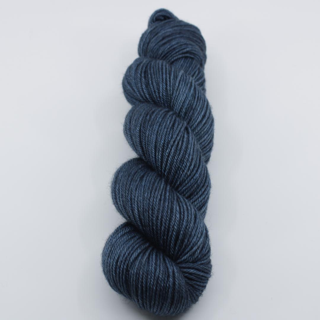 Laine Fibrani, base: Tibétaine DK. 60% mérinos - 20% soie et 20% yak. bleu-gris, coloris: Brin d'acier