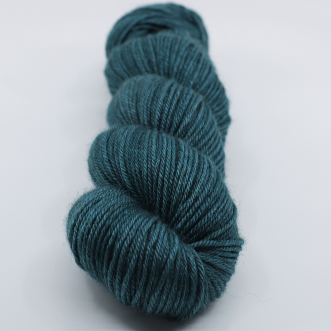 Fibrani wool, base: Tibetan DK. 60% merino - 20% silk and 20% yak, green, color: Paradise