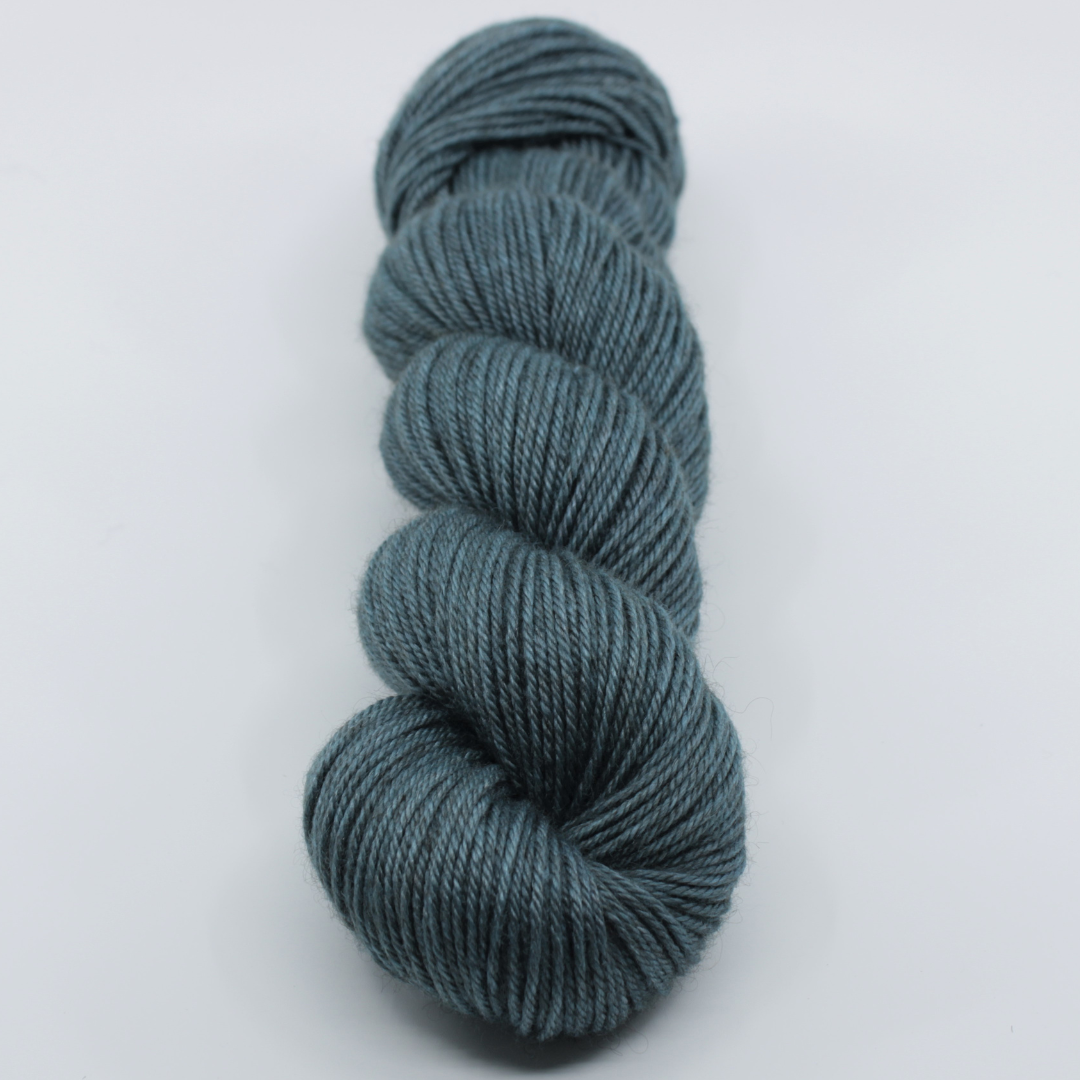 Fibrani wool, base: Tibetan DK. 60% merino - 20% silk and 20% yak. green, color: Victoria