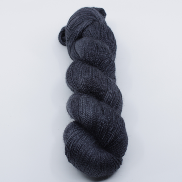Laine Fibrani -Base Numa,70% Bébé alpaga et 30% soie,couleur: charcoal noir .coloris : Tempête