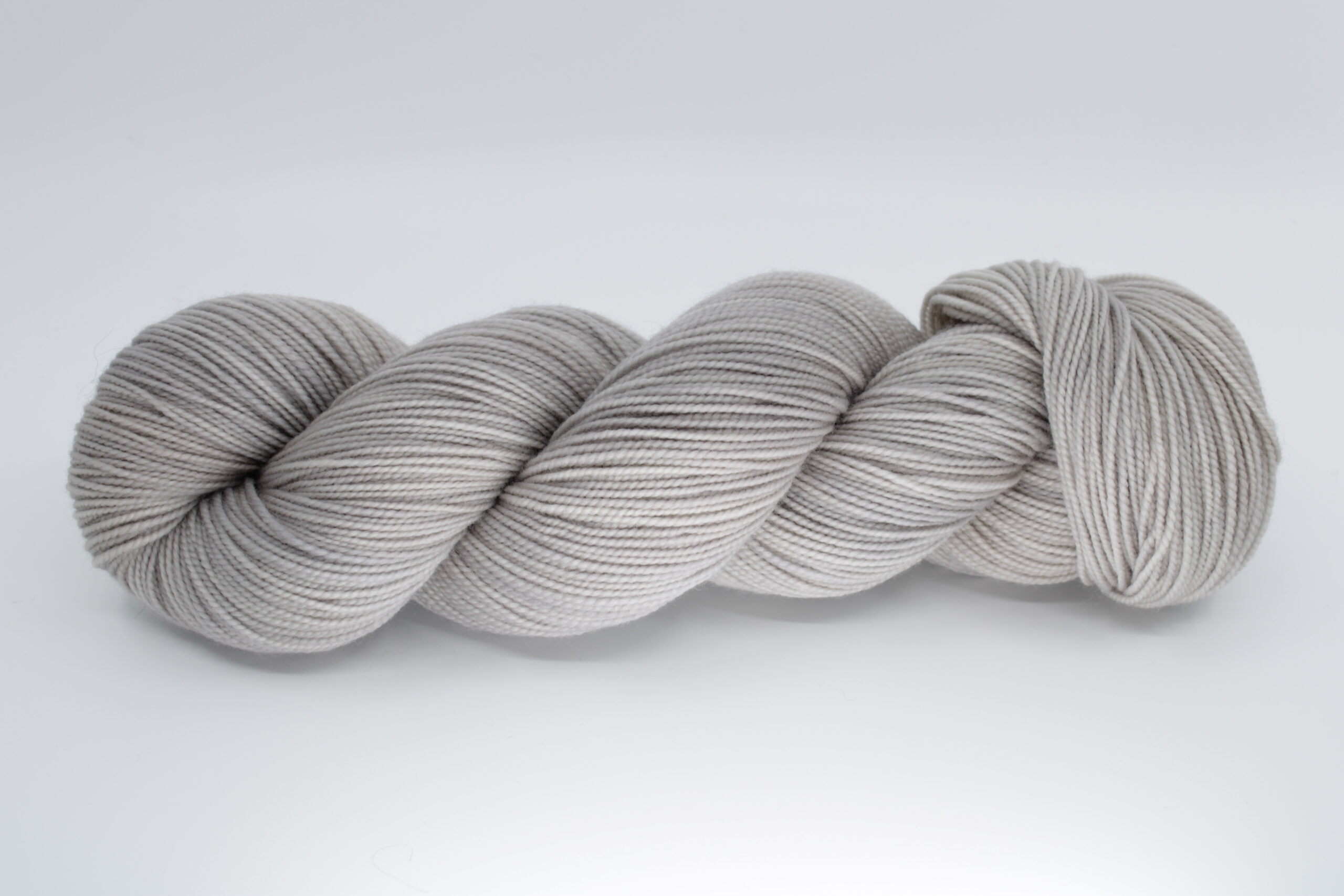 Flocon base - fingering. Untreated wool, composition: 100% merino. Color: gray-beige. Color: Greg.