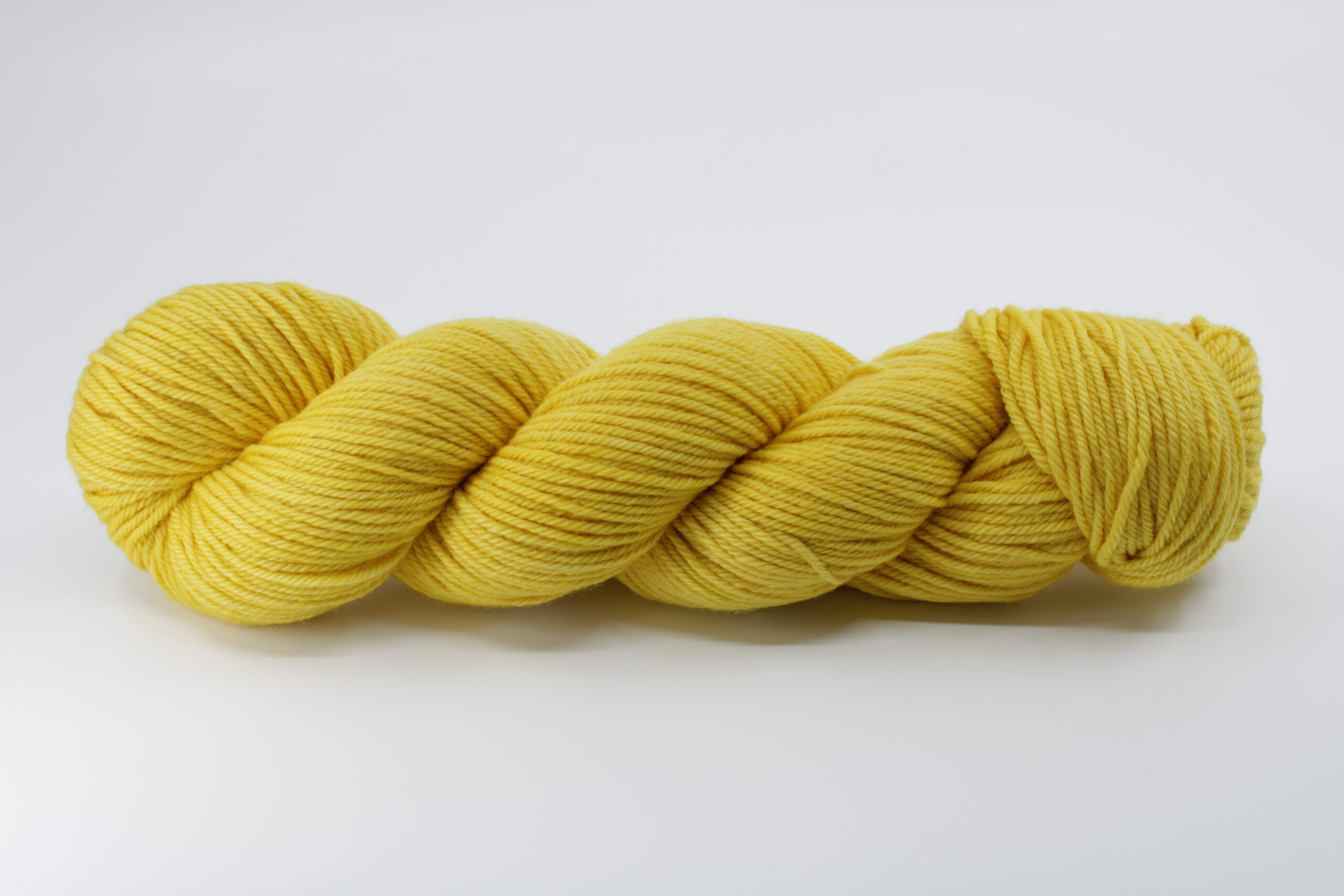 Folcon worsted base. Wool 100% untreated merino. Trio of colors: yellow. Color: Good morning.