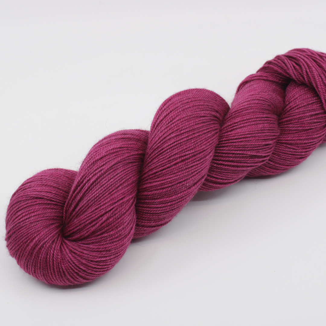 Fibrani wool, base: Tibetan. 65% merino - 20% silk and 15% yak. pink-red, color: Celina.