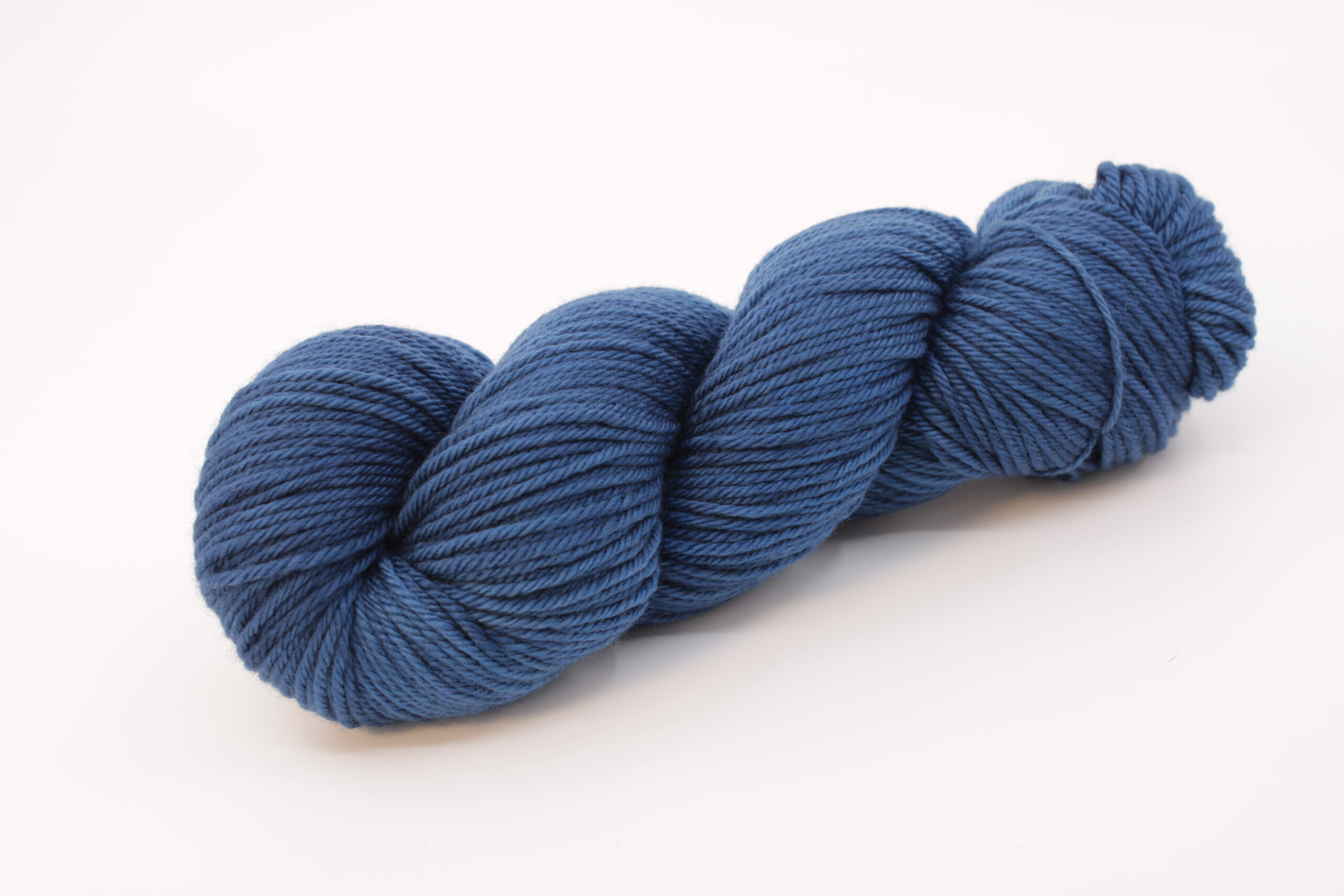Fibrani wool, base: Flocon DK. 100% untreated merino wool, blue color. Color: Alba.