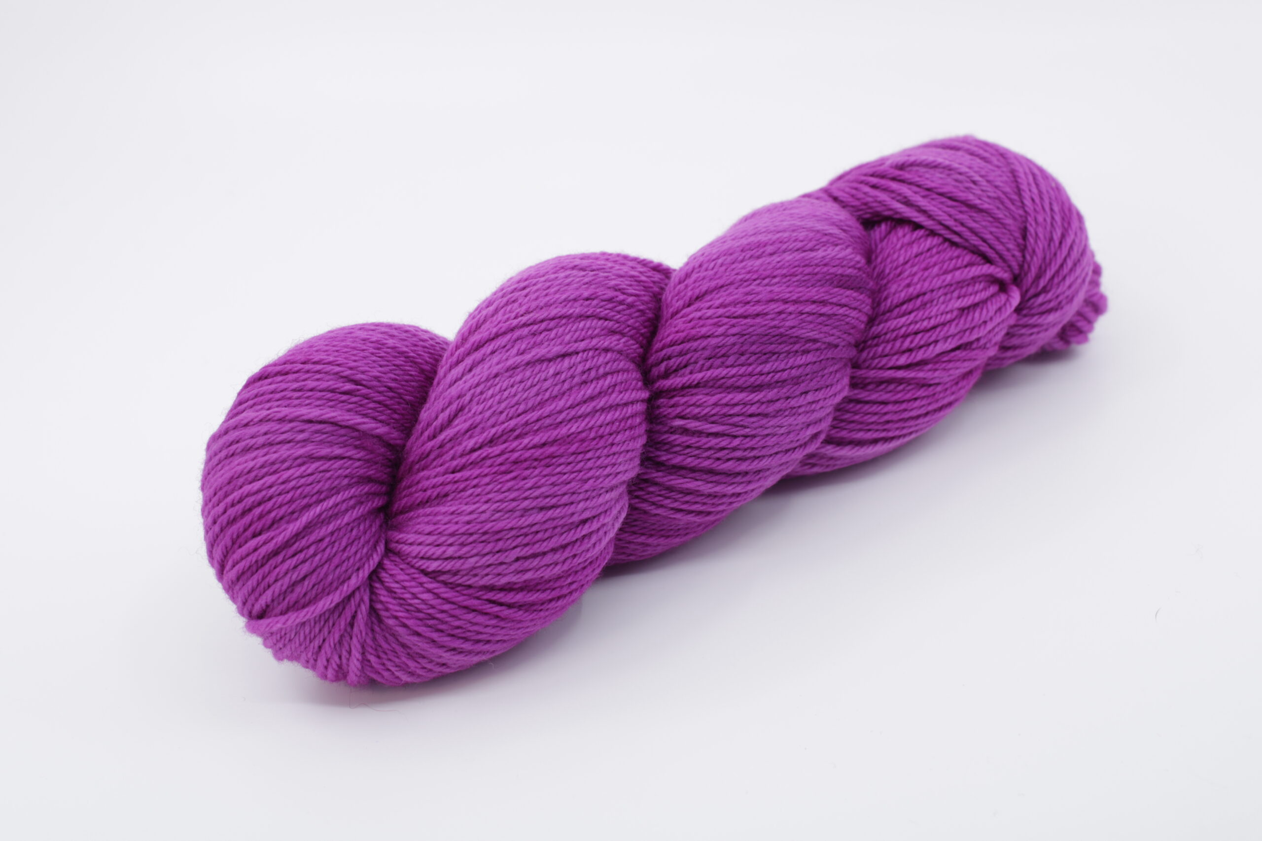 Fibrani wool, base: Flocon DK. 100% untreated merino wool, magenta color. Color: Gerbera.