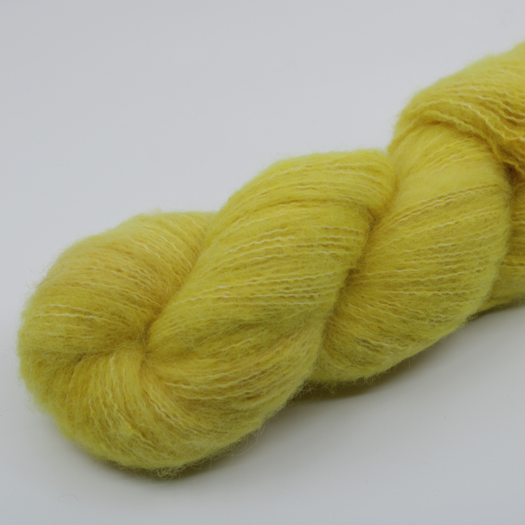 Base Nuage by Laine Fibrani. Composition: 38% Baby alpaca, 37% Pima cotton and 25% merino. Color: Yellow. Color: Good morning.