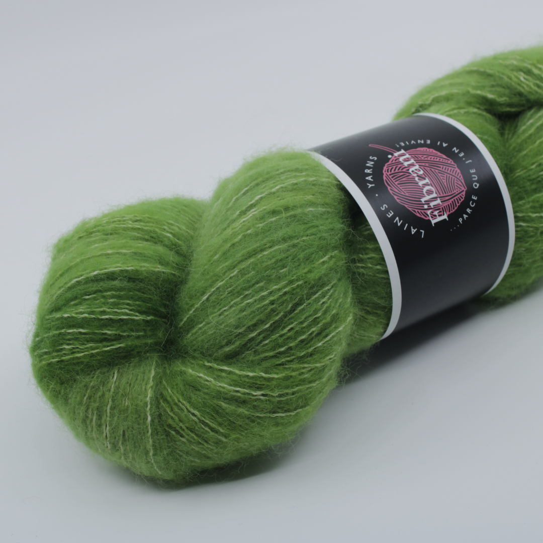 Base Nuage by Laine Fibrani. Composition: 38% Baby alpaca, 37% Pima cotton and 25% merino. Color: green. Colors: Mathis