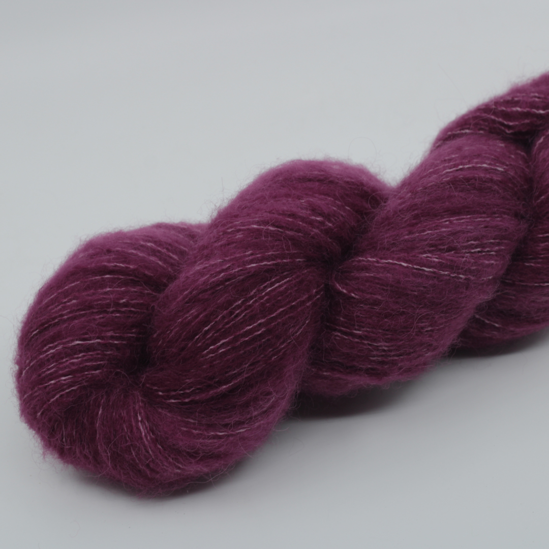 Base Nuage by Laine Fibrani. Composition: 38% Baby alpaca, 37% Pima cotton and 25% merino. Color: burgundy red. Color: Romy.
