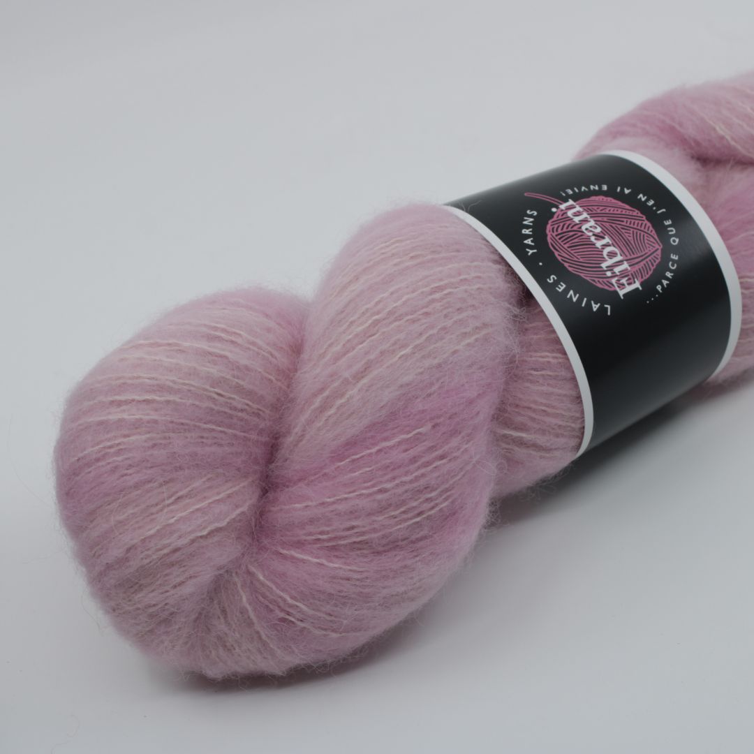 Base Nuage by Laine Fibrani. Composition: 38% Baby alpaca, 37% Pima cotton and 25% merino. Color: pink. Color: Sissi 2.0.