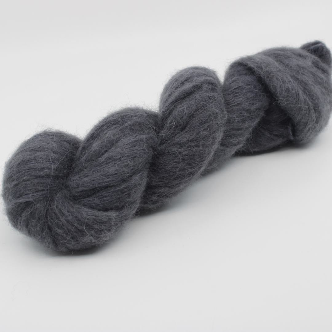 ase: Bamys Composition: 42% Baby alpaca, 13merino, 10% yak and 35% silk. Color: gray-black. Color: Tempête. By Laines Fibrani.