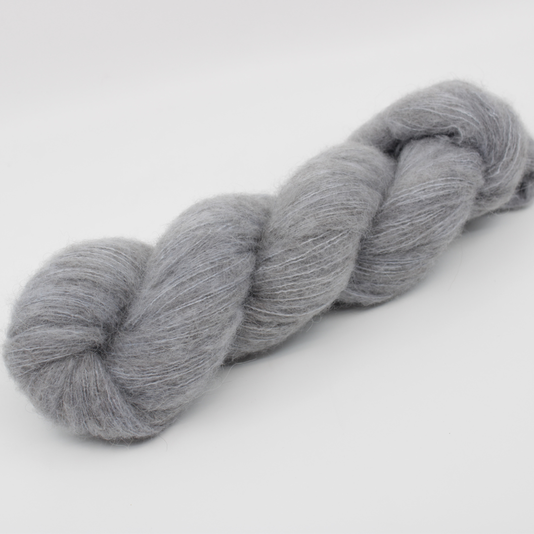 Base: Bamys Composition: 42% Bébé alpaga, 13mérinos,10% yak et 35% soie.Couleur: bleu. Coloris: Glacier 2.0. Par Laines Fibrani.