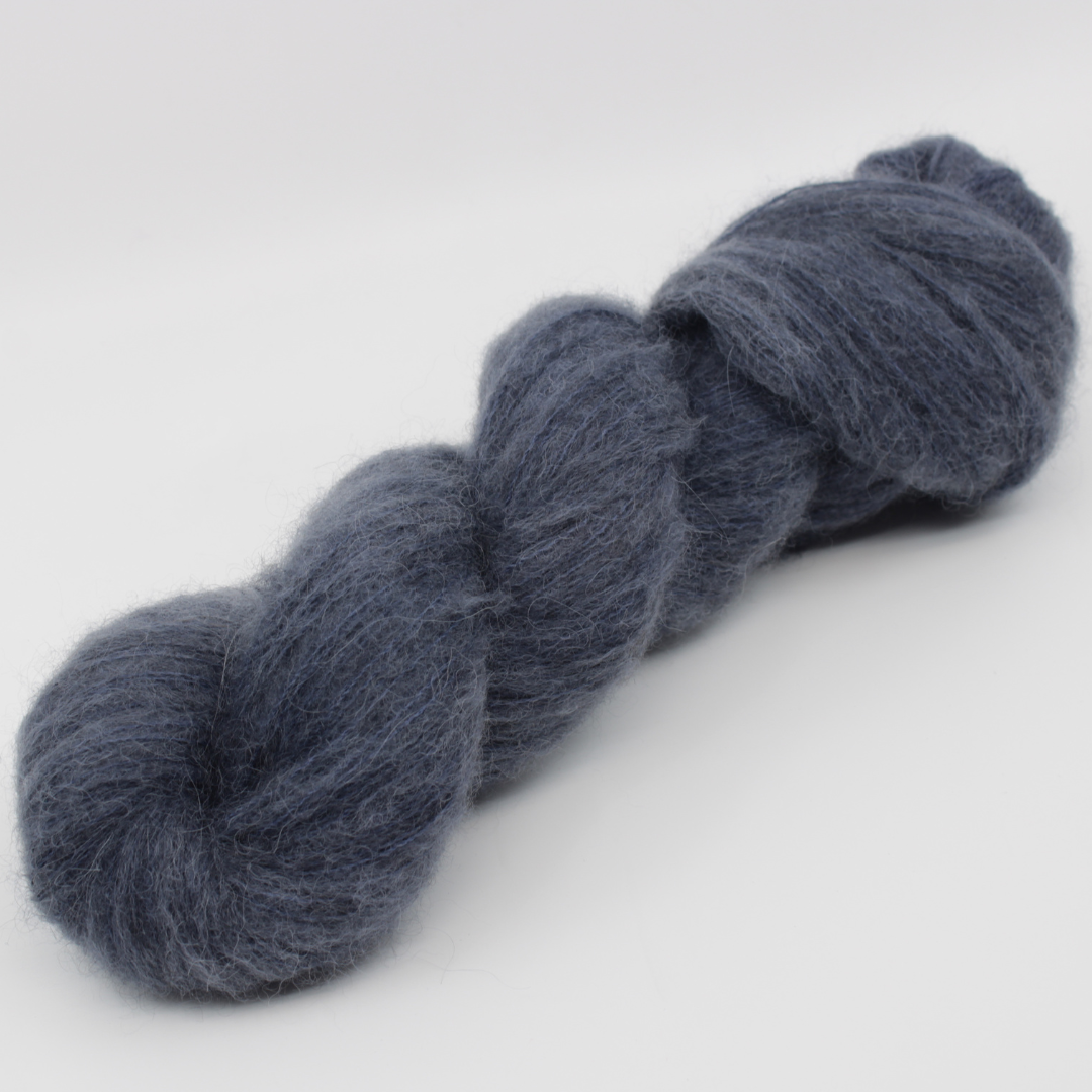Base: Bamys Composition: 42% baby alpaca, 13 merino, 10% yak and 35% silk Color: blue. Color: Navy. By Laines Fibrani.