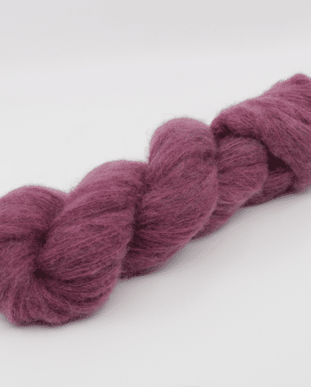 Base: Bamys Composition: 42% Bébé alpaga, 13mérinos,10% yak et 35% soie.Couleur: Rouge (Bourgogne.) Coloris: Romy. Par Laines Fibrani.