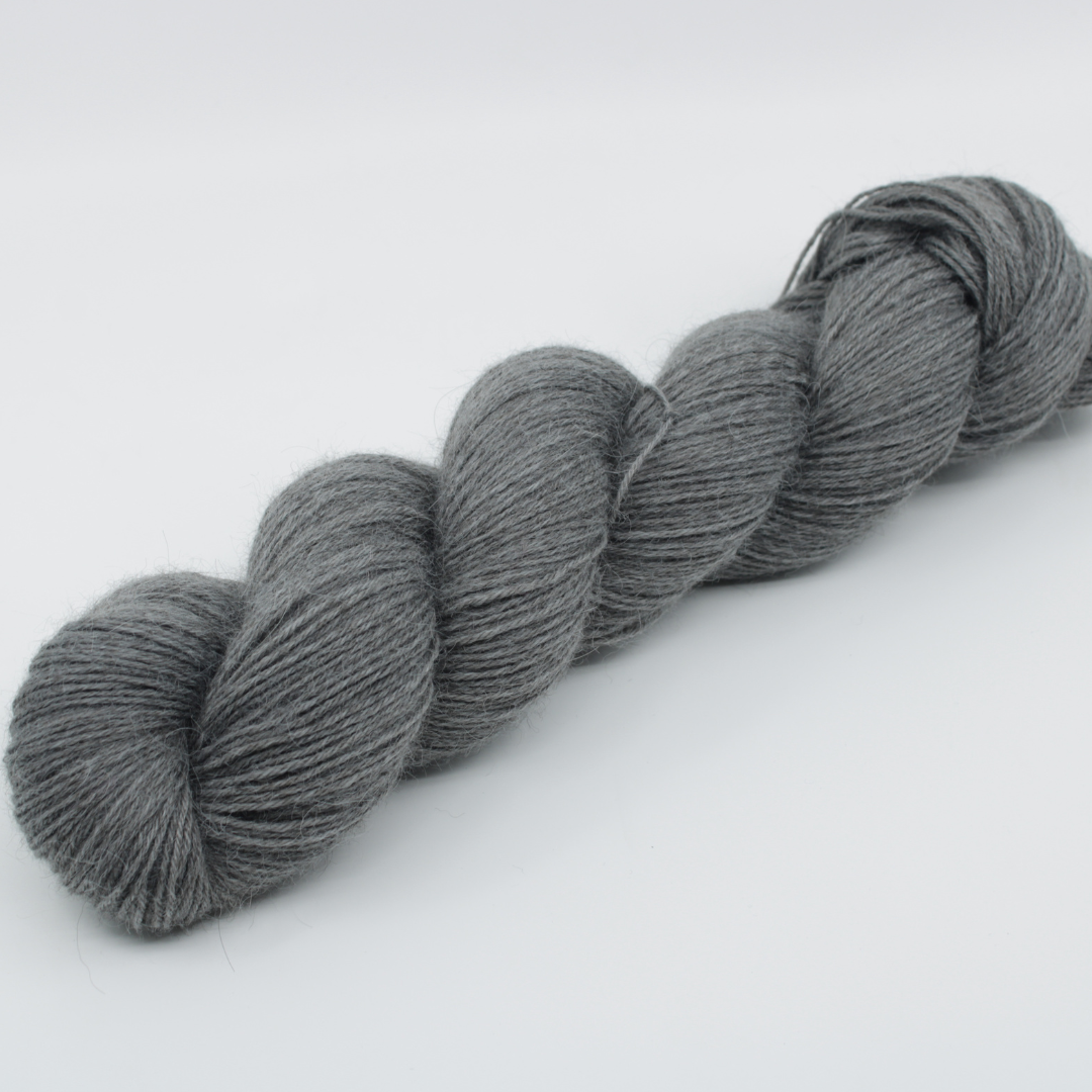 Base: Vini Composition: 100% Bébé Llama, Couleur: gris. Coloris: Bélier. Par Laines Fibrani.