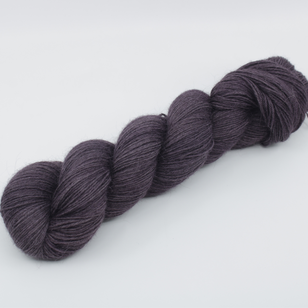 Base: Vini Composition: 100% Bébé Llama, Couleur: aubergine. Coloris: Violine Par Laines Fibrani.