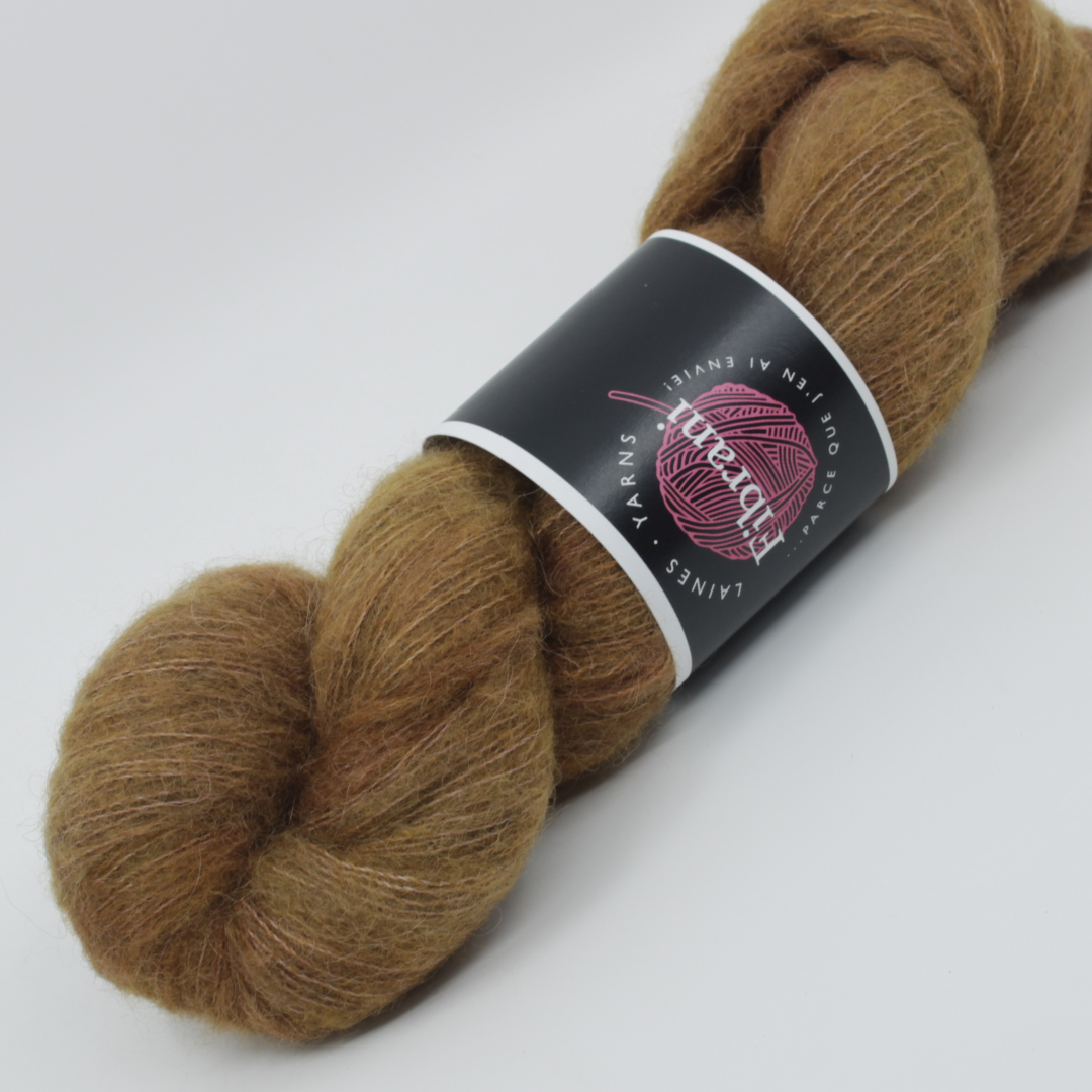 Base: Bamys Composition: 42% Bébé alpaga, 13mérinos,10% yak et 35% soie. Coloris: Christopher. Par Laines Fibrani.