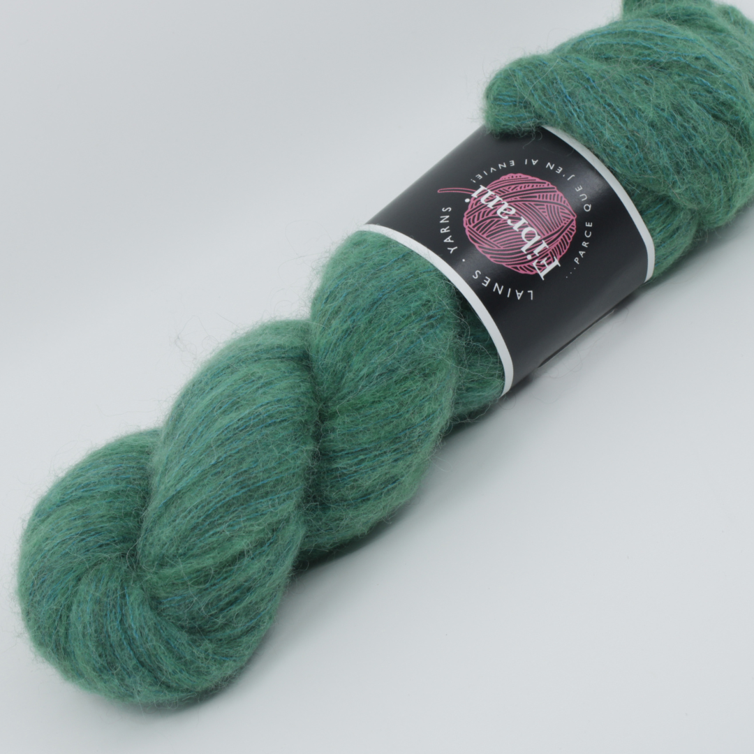 Base: Bamys Composition: 42% Bébé alpaga, 13mérinos,10% yak et 35% soie.Couleur: vert. Coloris: Hope. Par Laines Fibrani.