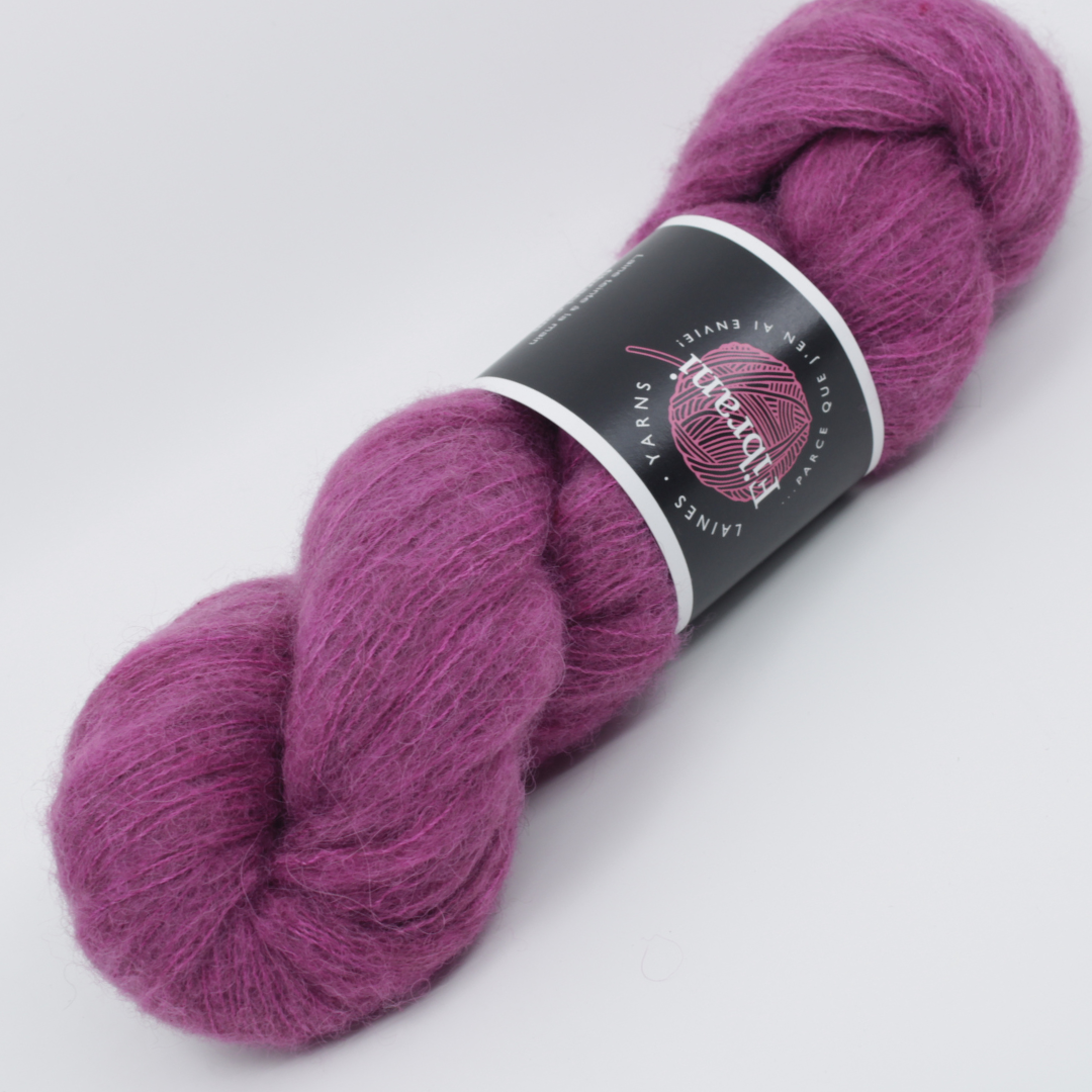 Base: Bamys Composition: 42% Bébé alpaga, 13mérinos,10% yak et 35% soie.Couleur: Rose fuchsia . Coloris: Lizzie. Par Laines Fibrani.