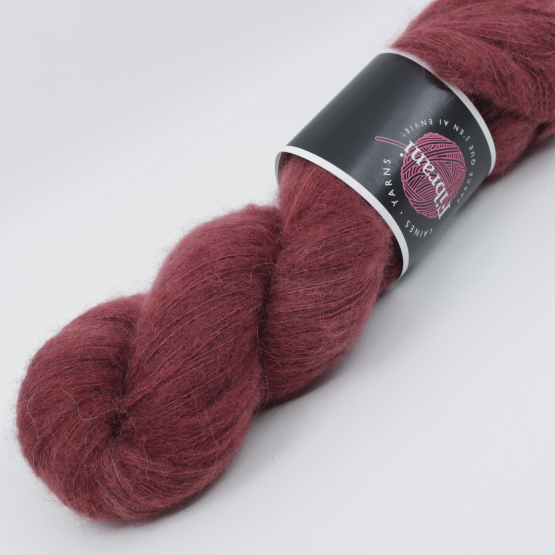 Base: Bamys Composition: 42% Bébé alpaga, 13mérinos,10% yak et 35% soie.Couleur: Rouge brique. Coloris: Mel. Par Laines Fibrani.